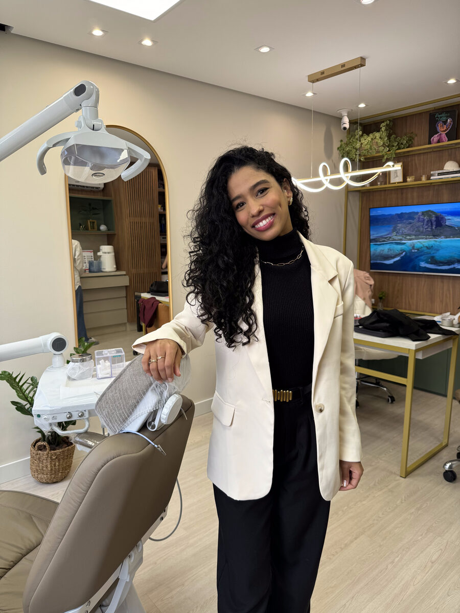 Dra. Ana Carolina Salinas, cirurgiã-dentista, sorrindo no consultório